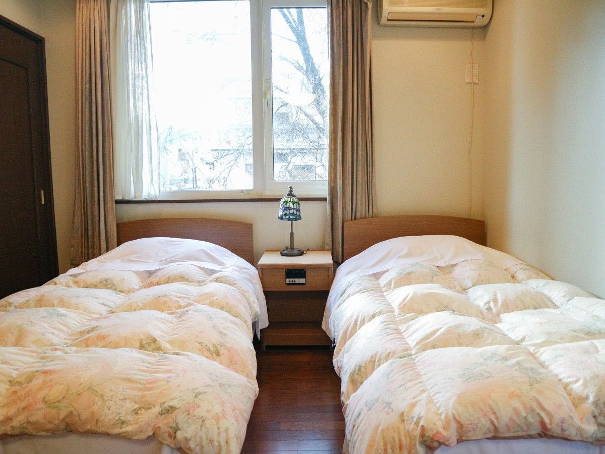 [Kamar Gaya Jepang dan Barat] Lingkungan tenang yang dikelilingi oleh pepohonan yang damai