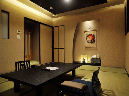 新館の間接照明を施した落ち着きのある和室