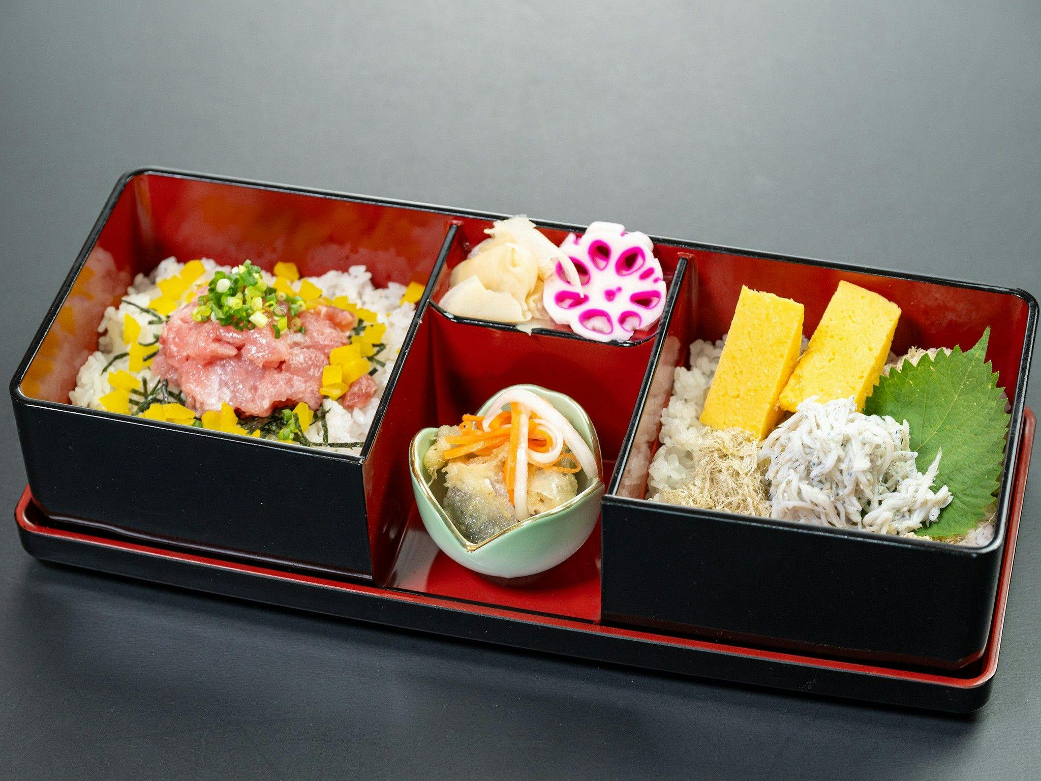 ข้าวกล่องซีฟู้ดสองสี: ปลาเงินและปลาทูน่า