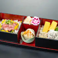 ข้าวกล่องซีฟู้ดสองสี: ปลาเงินและปลาทูน่า