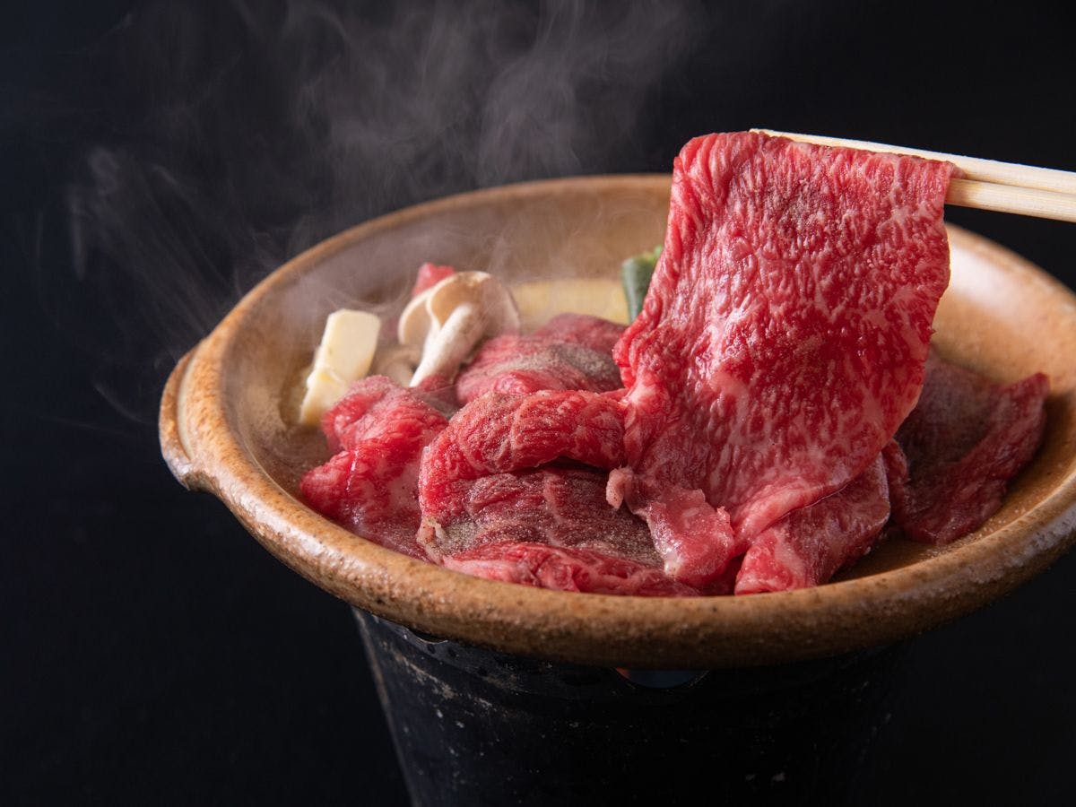 *【เนื้อฮิดะย่างบนจานเซรามิก】