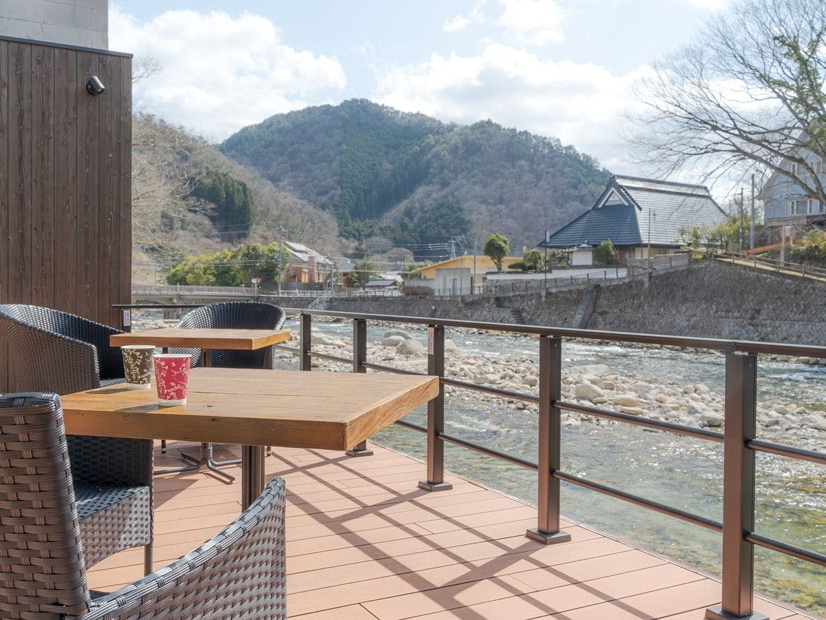 在河畔露台享受咖啡和足浴如何？