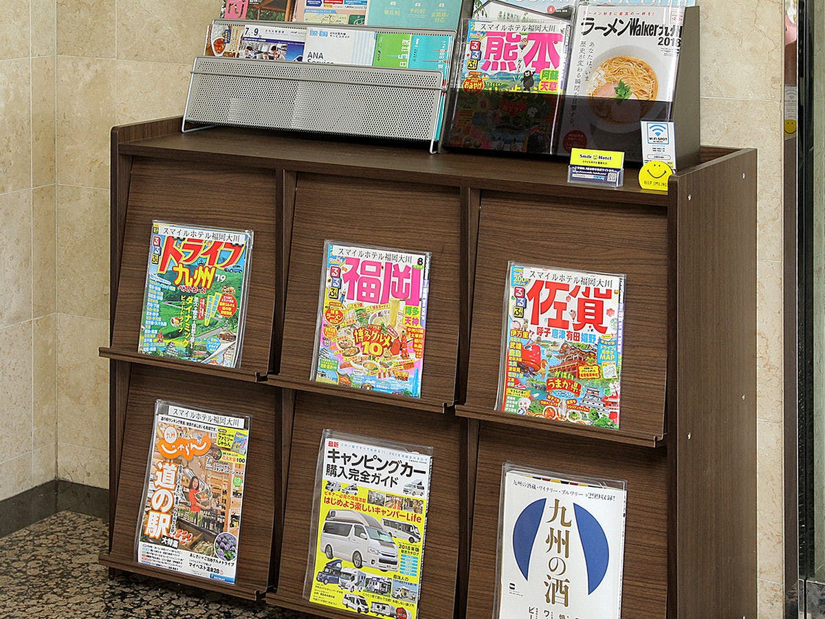 Rak majalah di dalam gedung