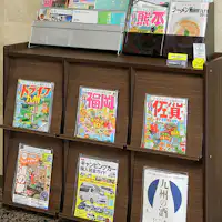 Rak majalah di dalam gedung