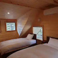 บ้านพักไม้สำหรับ 4 ท่าน โมมิจิ