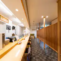 ถัดจากเคาน์เตอร์ต้อนรับคือฮาโกดาเตะซูชิ