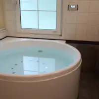 ห้องอาบน้ำในอาคารมีการล็อคและให้บริการฟรีสำหรับการใช้งานส่วนตัว