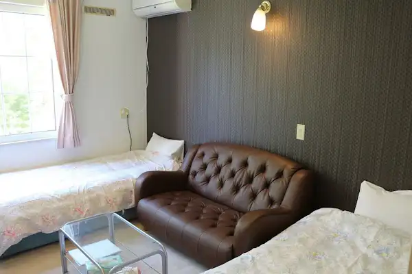 ห้องพักขนาดกะทัดรัดพร้อมห้องน้ำและห้องสุขา