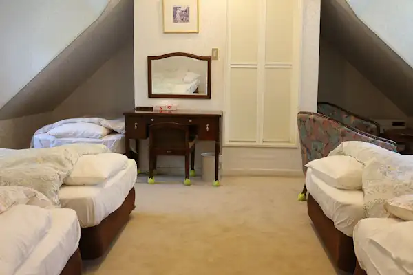 เปิดประตูสองบานเพื่อเข้าสู่ห้องพักใต้หลังคาที่ซ่อนอยู่