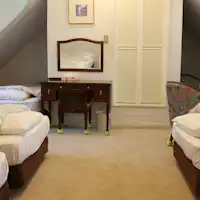 เปิดประตูสองบานเพื่อเข้าสู่ห้องพักใต้หลังคาที่ซ่อนอยู่