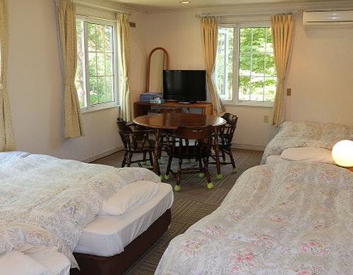 ベッド4つの広々12畳～アウトバス部屋