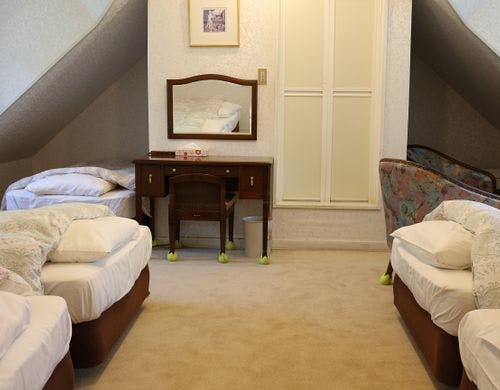 ドアを2つ開けると隠れ家屋根裏の部屋