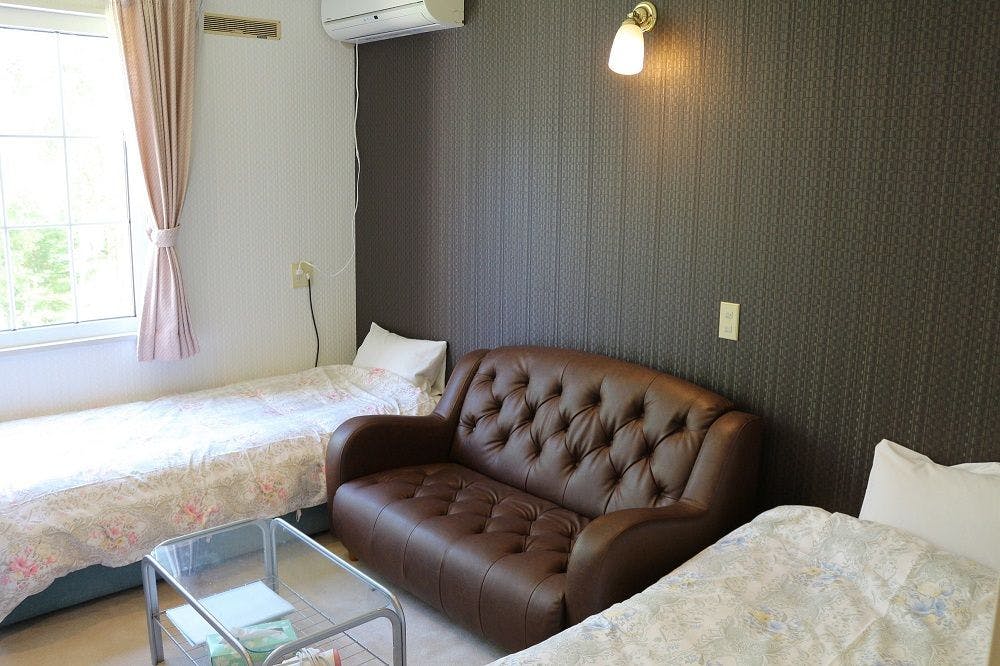 ห้องพักขนาดกะทัดรัดพร้อมห้องน้ำและห้องสุขา