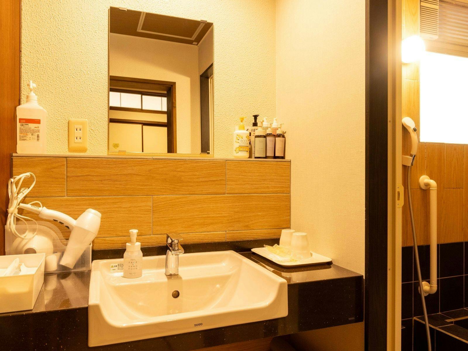 Ryugu no Tsukai Inn with Private Hot Spring Source