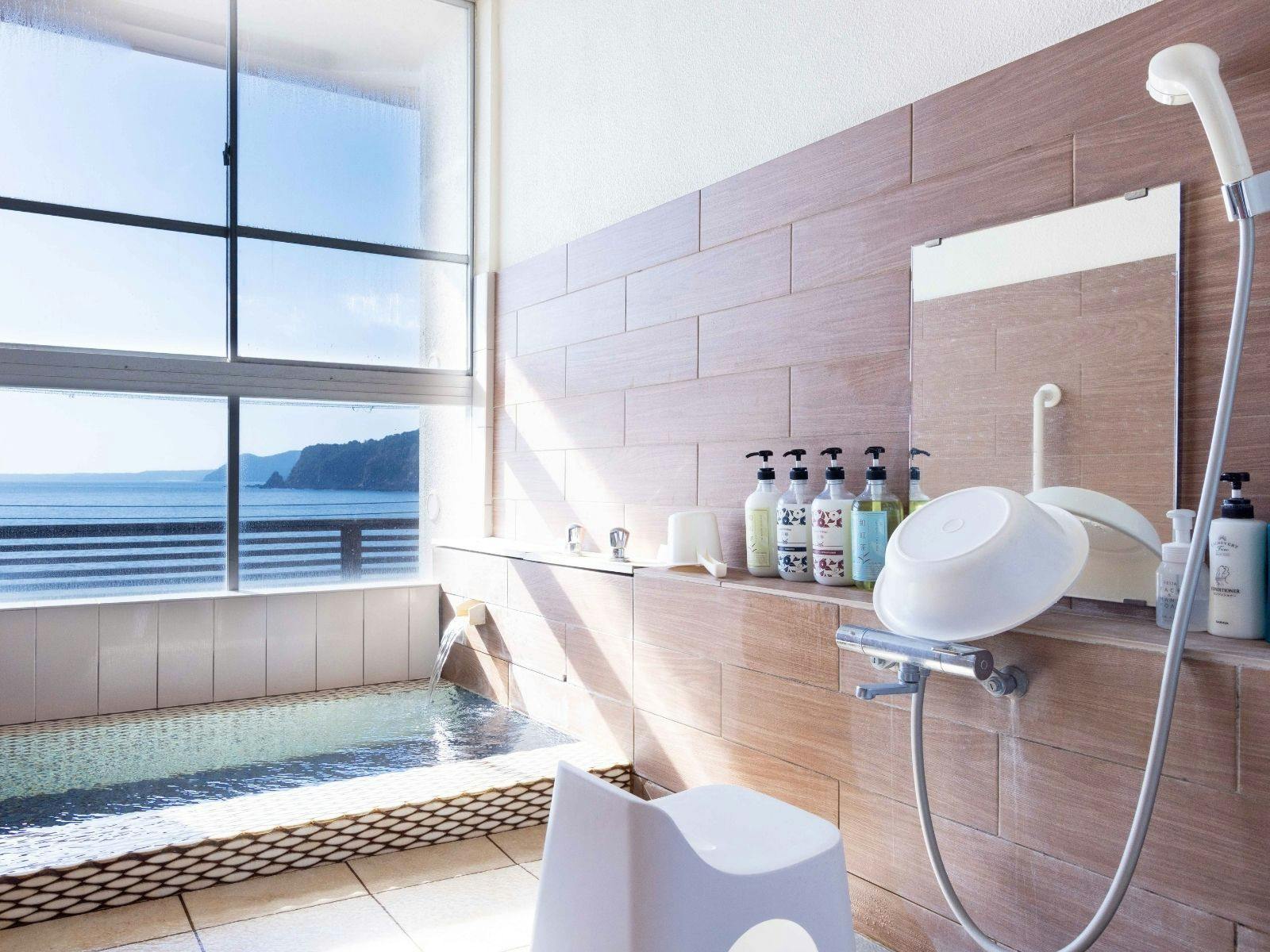 Ryugu no Tsukai Inn with Private Hot Spring Source