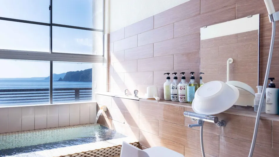 Ryugu no Tsukai Inn with Private Hot Spring Source