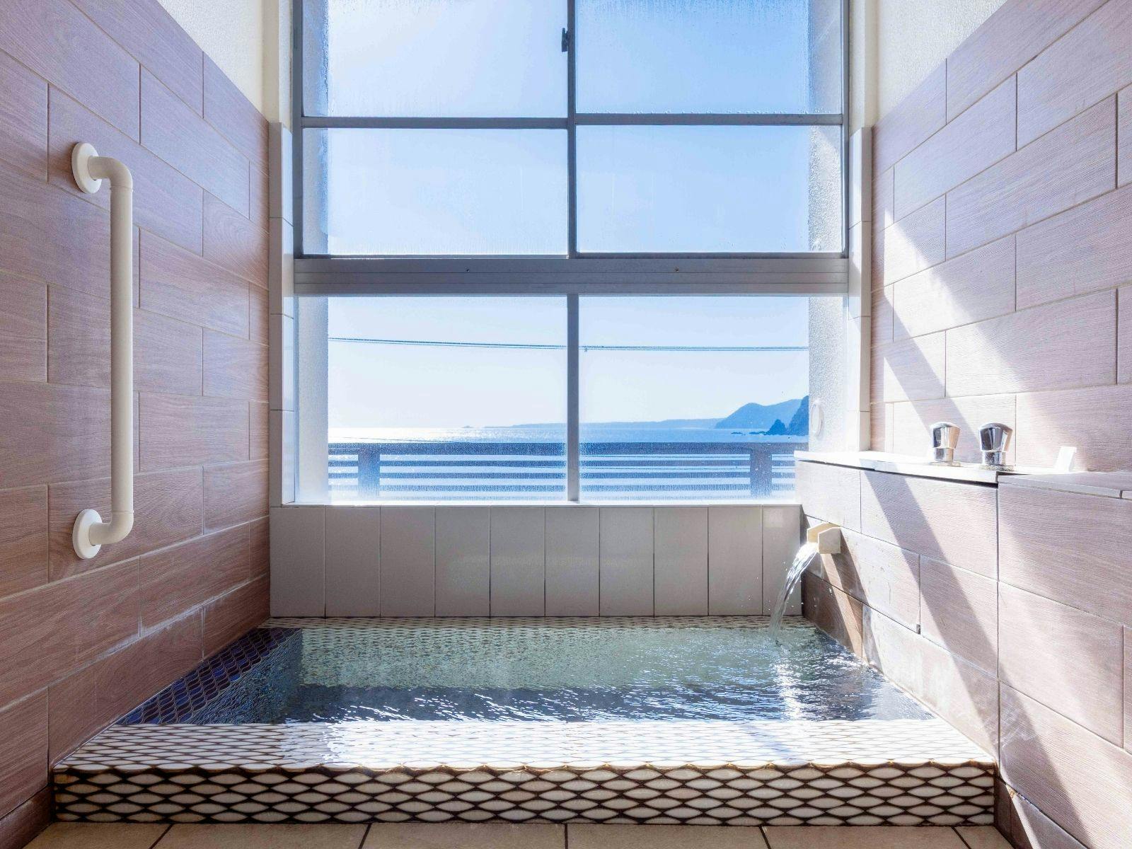 Ryugu no Tsukai Inn with Private Hot Spring Source