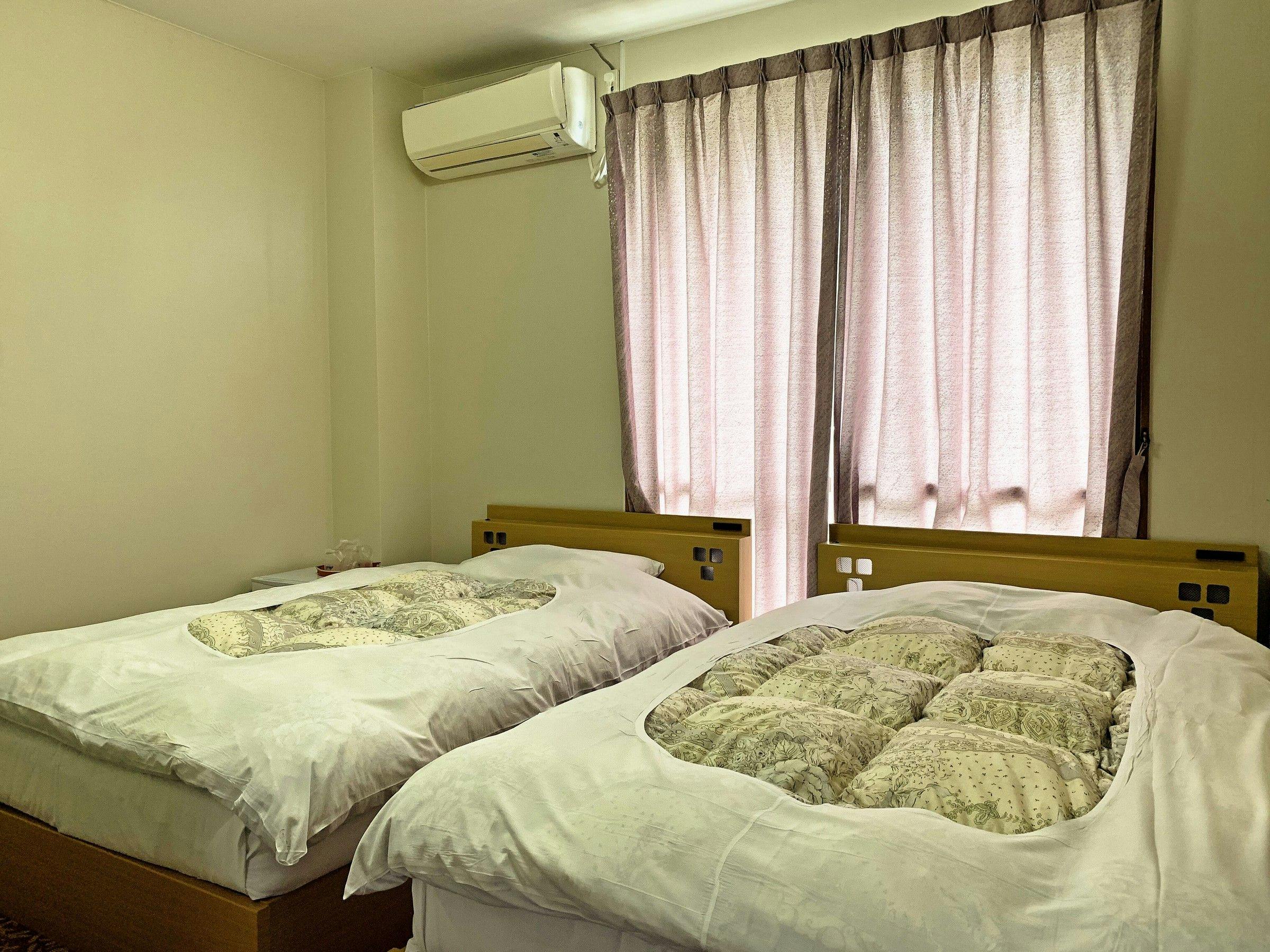 Bilik gaya Jepun dan Barat dengan dua katil bujang