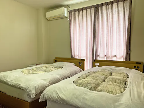 Bilik gaya Jepun dan Barat dengan dua katil bujang