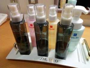 มีผลิตภัณฑ์ดูแลผิวพื้นฐานสำหรับชายและหญิงครบครัน