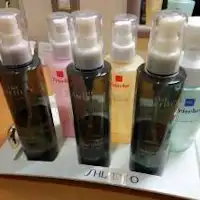 มีผลิตภัณฑ์ดูแลผิวพื้นฐานสำหรับชายและหญิงครบครัน