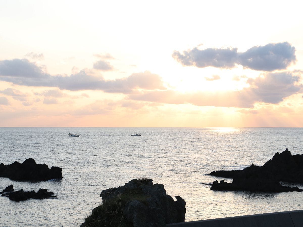 ■ ภาพรอบข้าง: ทิวทัศน์ที่เป็นเอกลักษณ์ของชายฝั่ง