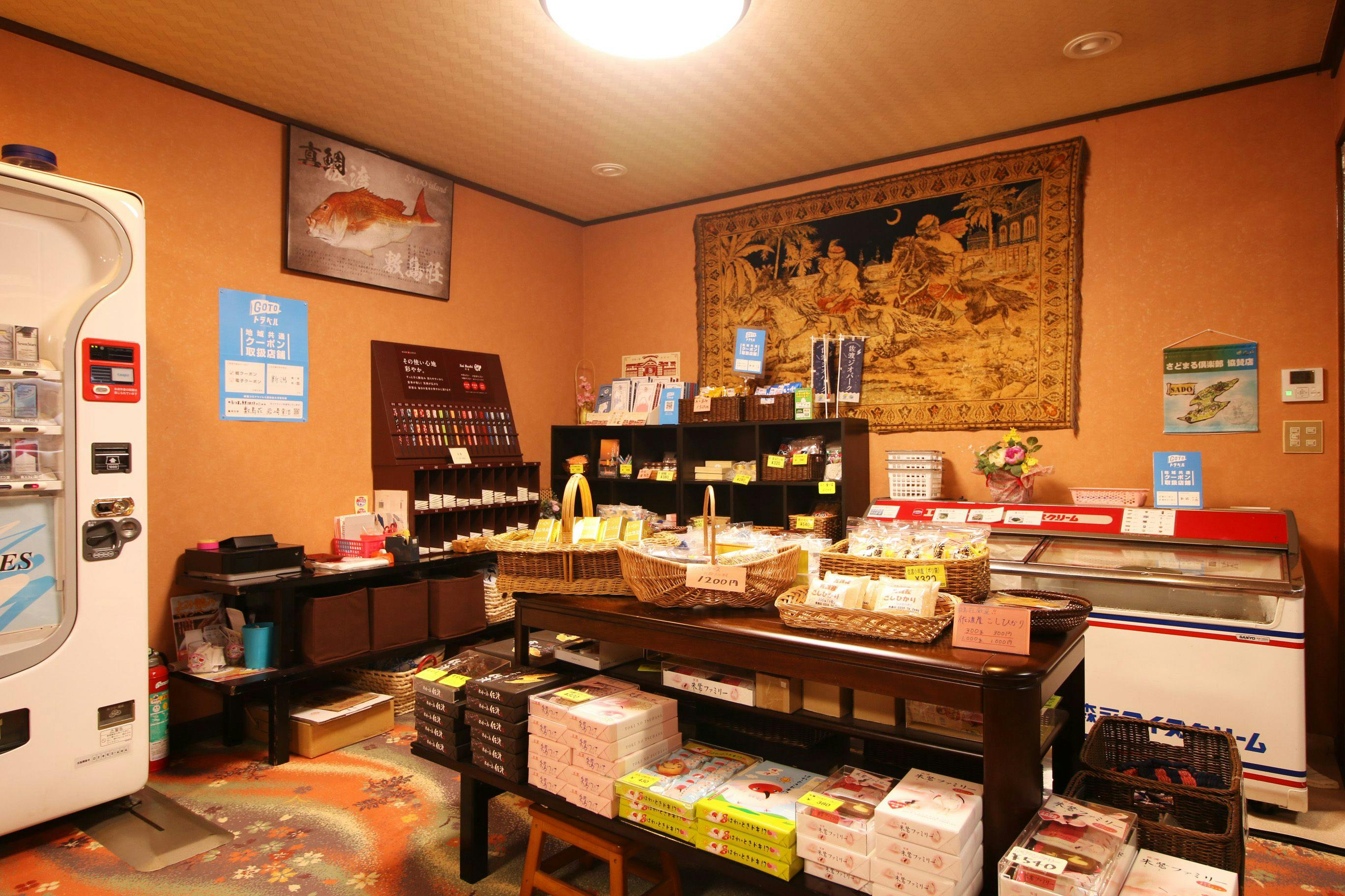 ■ ภายในอาคาร: แผนกต้อนรับและมุมของที่ระลึกครบครัน!