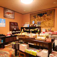 ■ ภายในอาคาร: แผนกต้อนรับและมุมของที่ระลึกครบครัน!