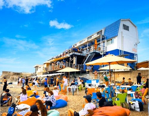 外観とプライベートビーチ