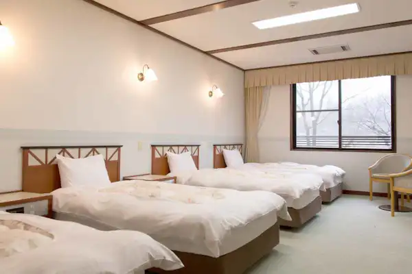 *【ห้องพัก (พร้อมห้องน้ำและห้องสุขาแบบตะวันตก)】