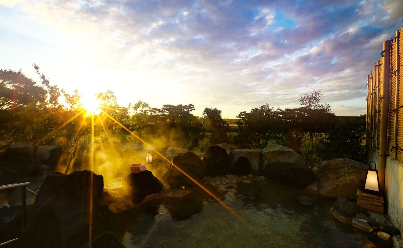 บ่อน้ำพุร้อนกลางแจ้งยามรุ่งอรุณ