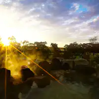 บ่อน้ำพุร้อนกลางแจ้งยามรุ่งอรุณ