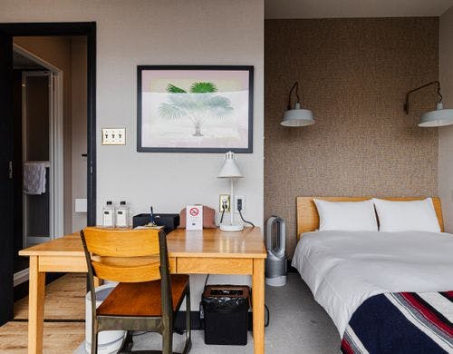 ブラインドを開けると広々開放的な空間