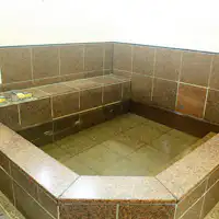 ห้องอาบน้ำรวมมีสองขนาดใหญ่และเล็ก น้ำพุร้อนหินธรรมชาติ