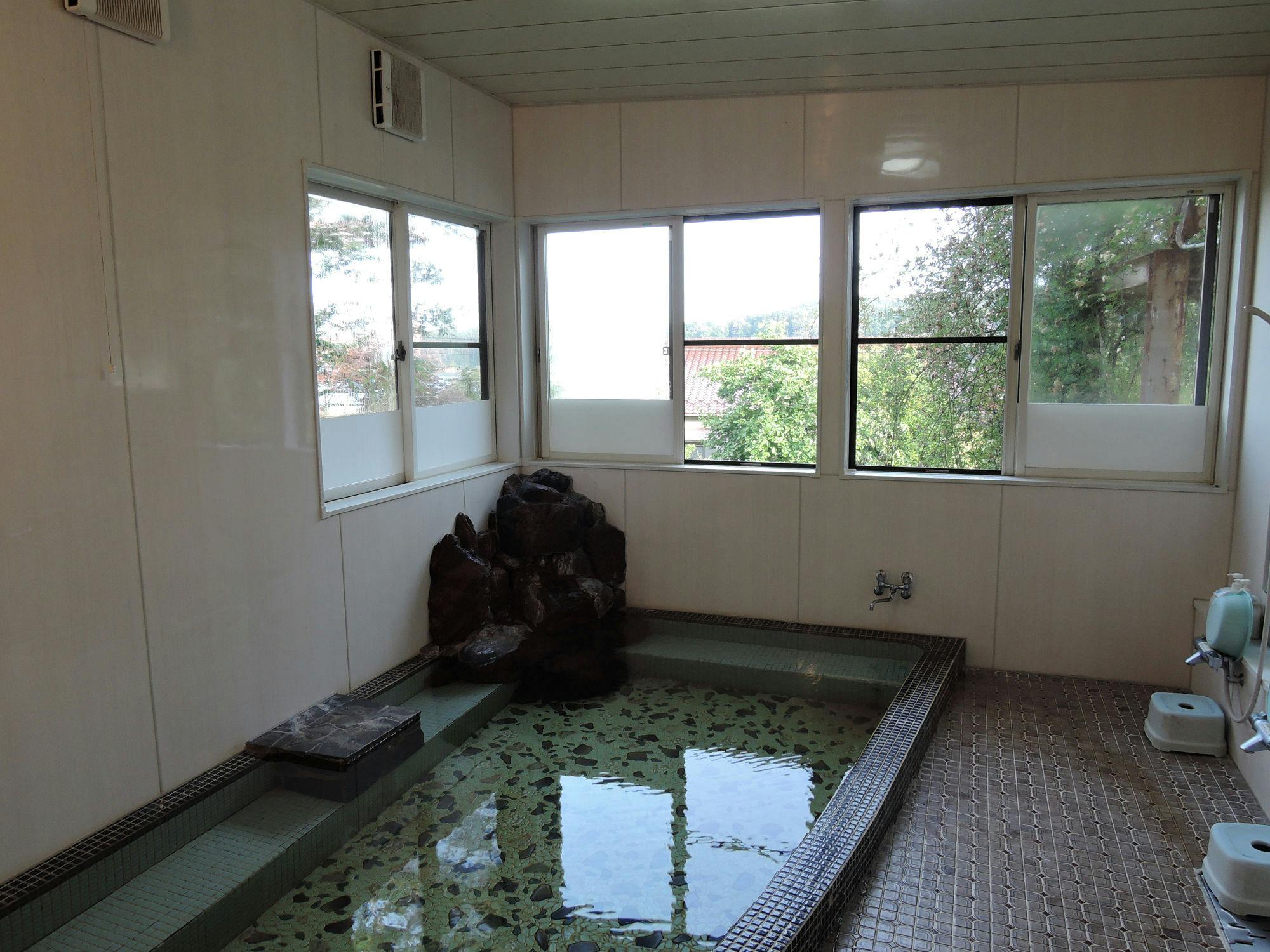 *ห้องอาบน้ำ/เปิดให้บริการถึง 22:00 ในตอนกลางคืน และตั้งแต่ 7:00 ถึง 9:00 ในตอนเช้า