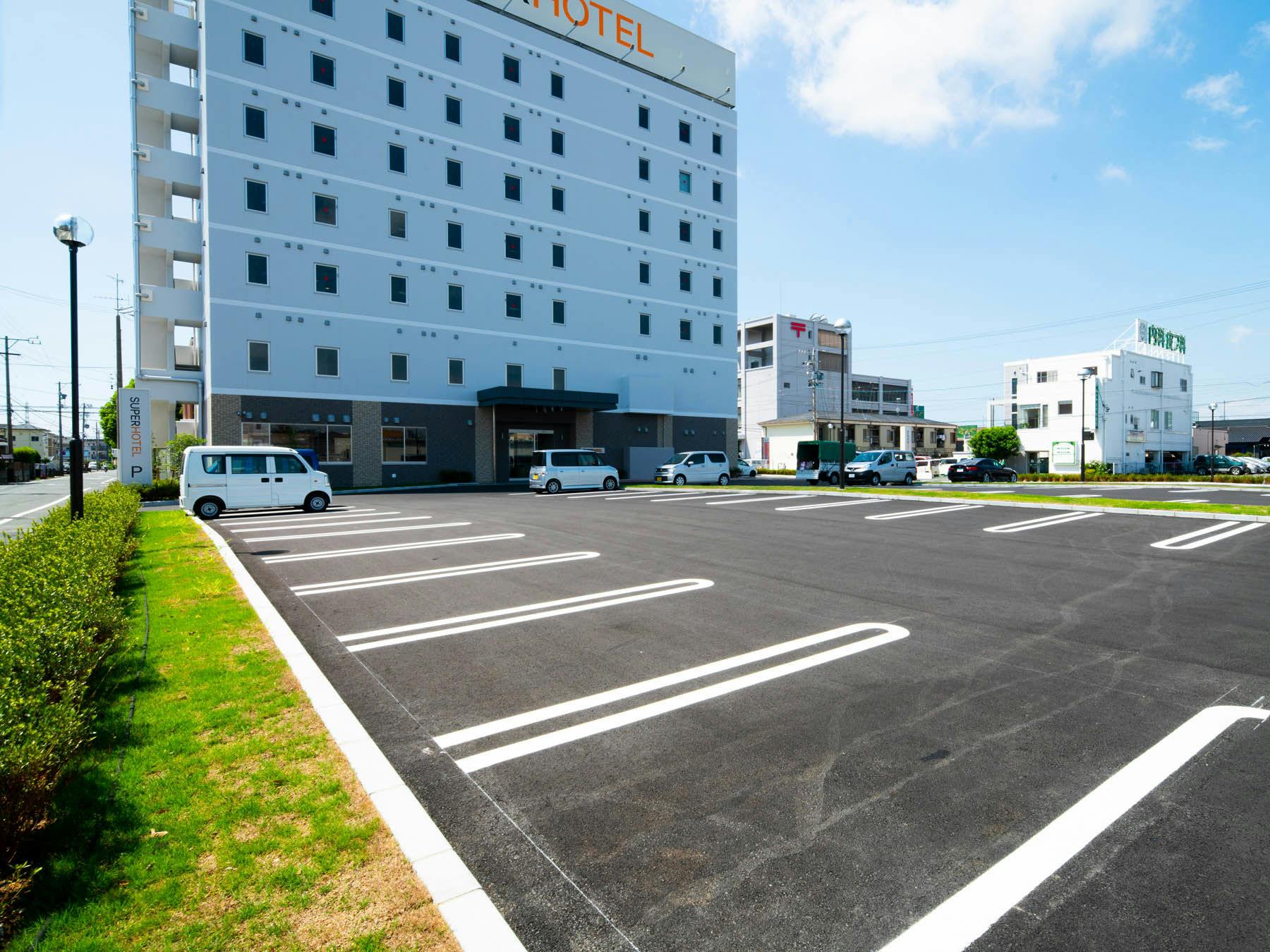 ที่จอดรถฟรี (สำหรับรถที่มีความยาวไม่เกิน 5 เมตร และน้ำหนักไม่เกิน 2 ตัน)