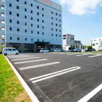 ที่จอดรถฟรี (สำหรับรถที่มีความยาวไม่เกิน 5 เมตร และน้ำหนักไม่เกิน 2 ตัน)