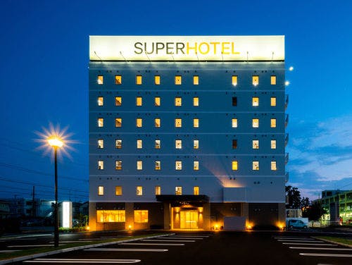 スーパーホテル浜松、夜の風景です。