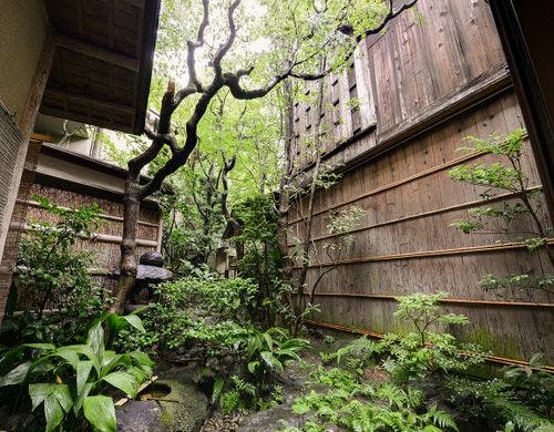 *【日本庭園を臨む客室一例】