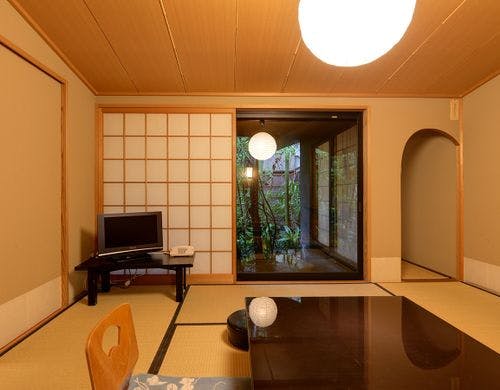 *【日本庭園を臨む客室一例】