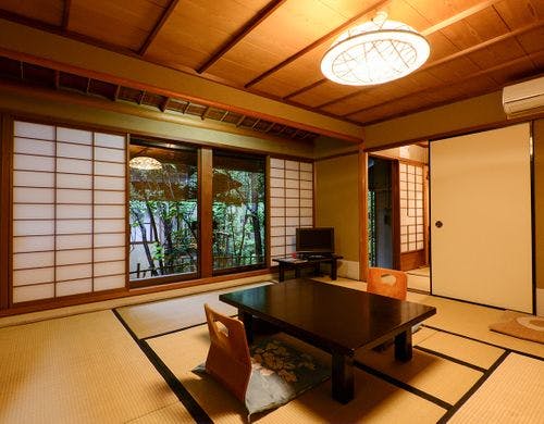 *【日本庭園を臨む客室一例】