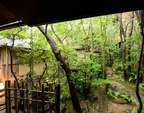 *【日本庭園を臨む客室一例】