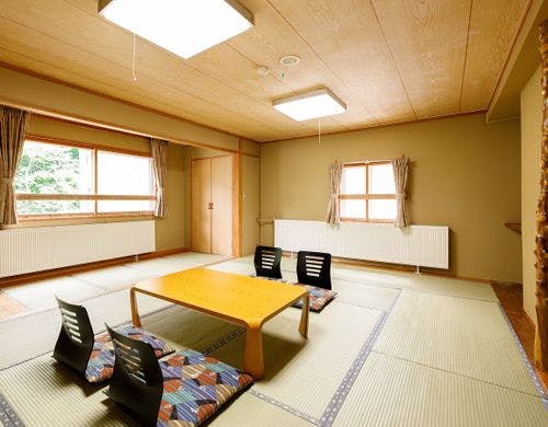 客室には布団をお敷きしております。