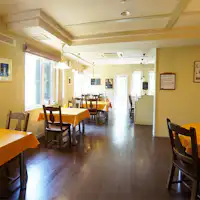 식사는 다이닝룸에서 제공됩니다