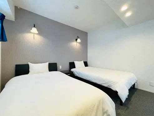 ห้องเตียงคู่ขนาดใหญ่พร้อมผ้าปูที่นอนสีขาวสะอาด