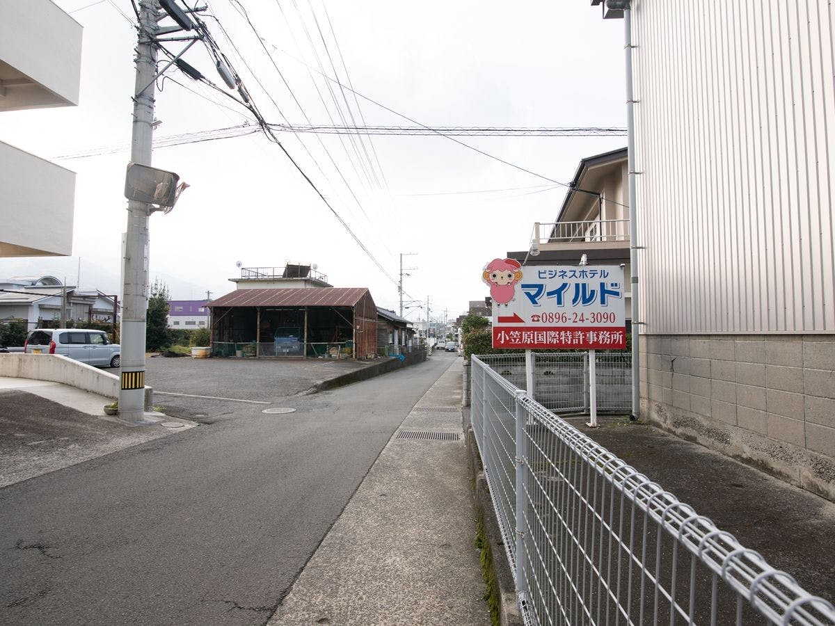 Masuk ke gang kecil dengan papan tanda, Anda akan menemukan tempat kami.