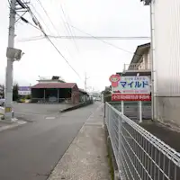 Masuk ke gang kecil dengan papan tanda, Anda akan menemukan tempat kami.