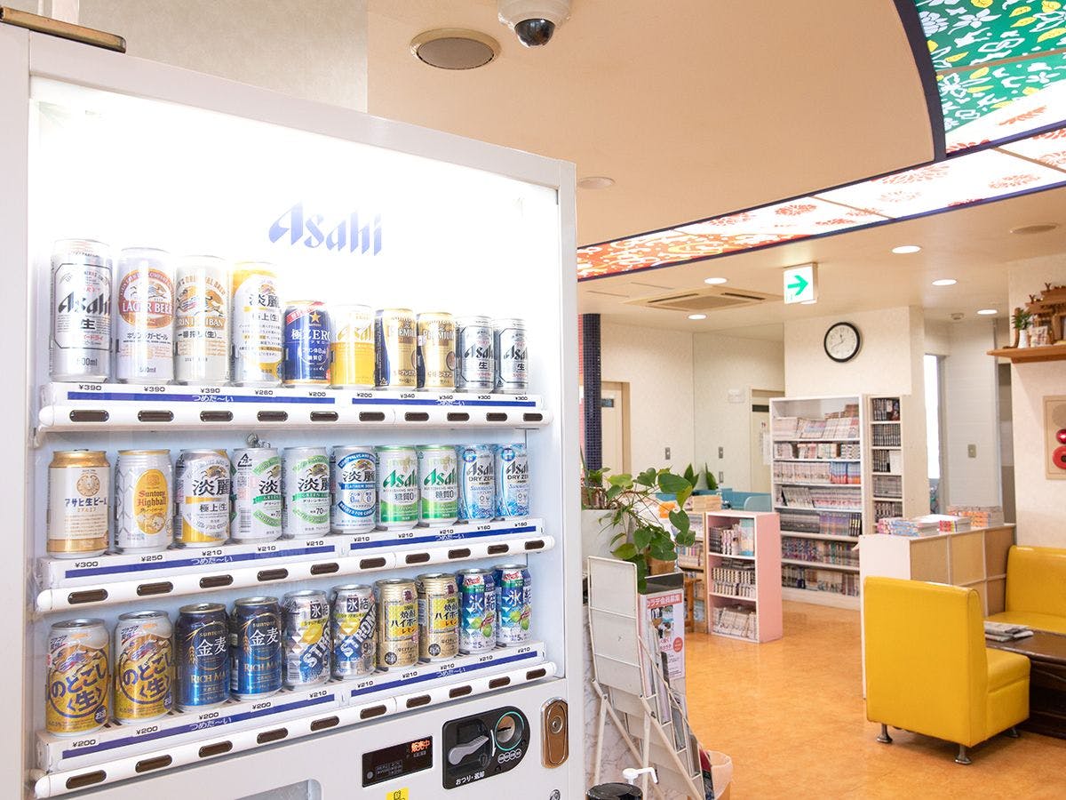 *Lobi 2F: Mesin penjual otomatis minuman beralkohol