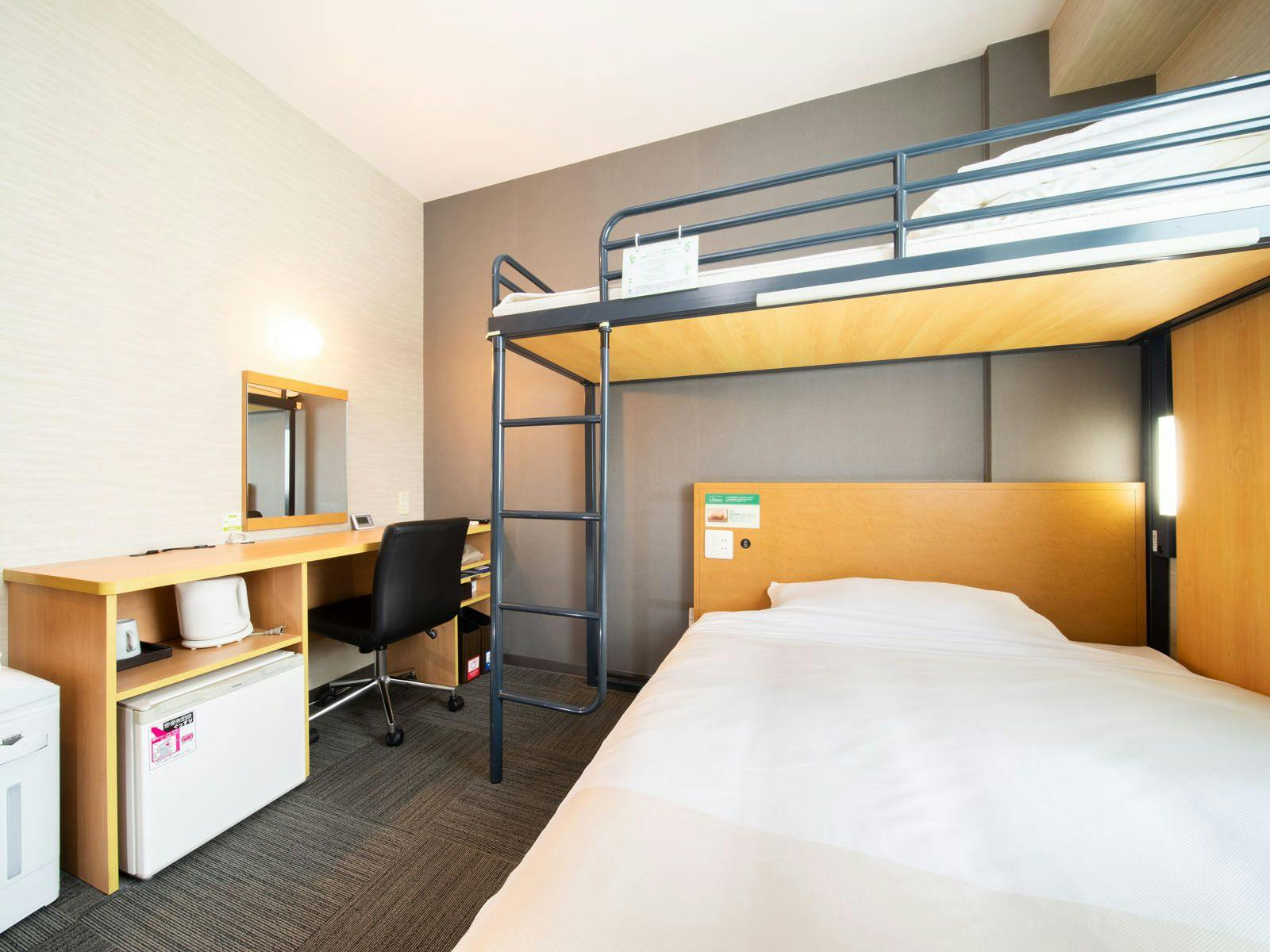 มีเตียงคู่และเตียงใต้หลังคา