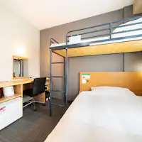 มีเตียงคู่และเตียงใต้หลังคา